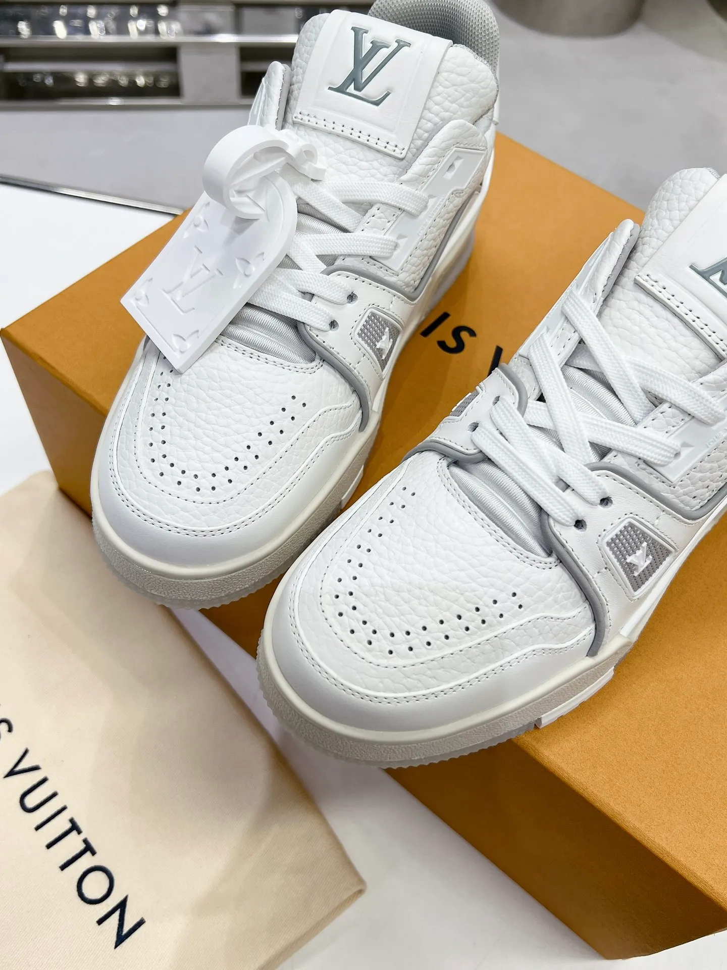 👟👟Ex-factory price 840👟👟 LV top version 2023 new model. Purchasing quality LV~Louis Vuitton Lv TRAINER's best-looking sneakers, Donkey Brand strongly recommends new products, official website limited edition retro basketball sneakers! Both high-cut and low-cut products cost money to purchase an accurate 1:1 replica of the original version. The details are invincible and full of sincerity. The imported and customized original cowhide leather is the same as the original version. The details are 100% restored. The private model customizes the original one-piece T👟👟 ex-factory price U outsole. It is different from other brands. Without the original version, this effect cannot be achieved!    Men's and women's models 35-40 39-45 (45 and 46 are customized and cannot be returned or exchanged)